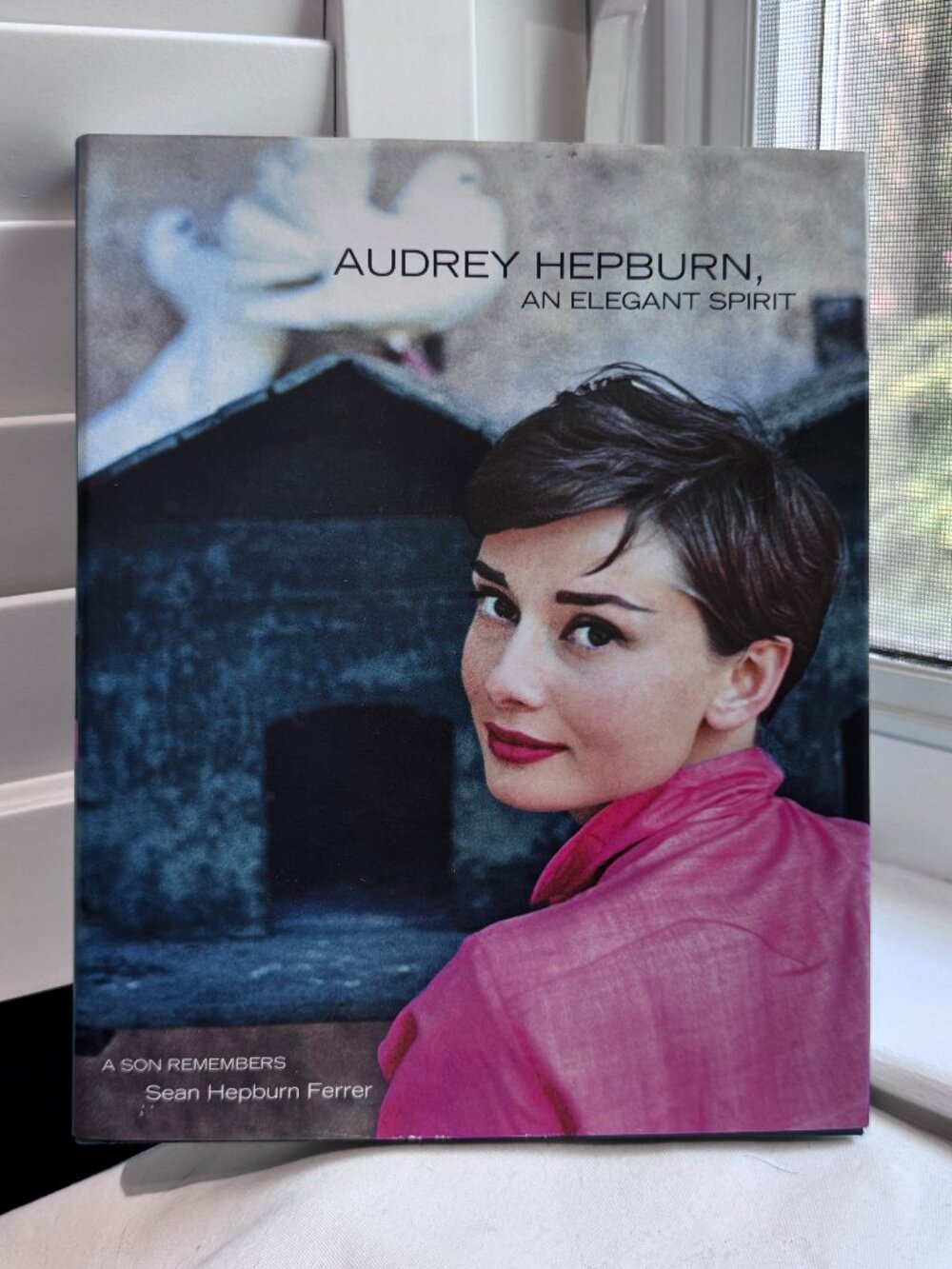 📚Collectors Edition #1003 - Audrey Hepburn, An Elegant Spirit - Hard Cover Book